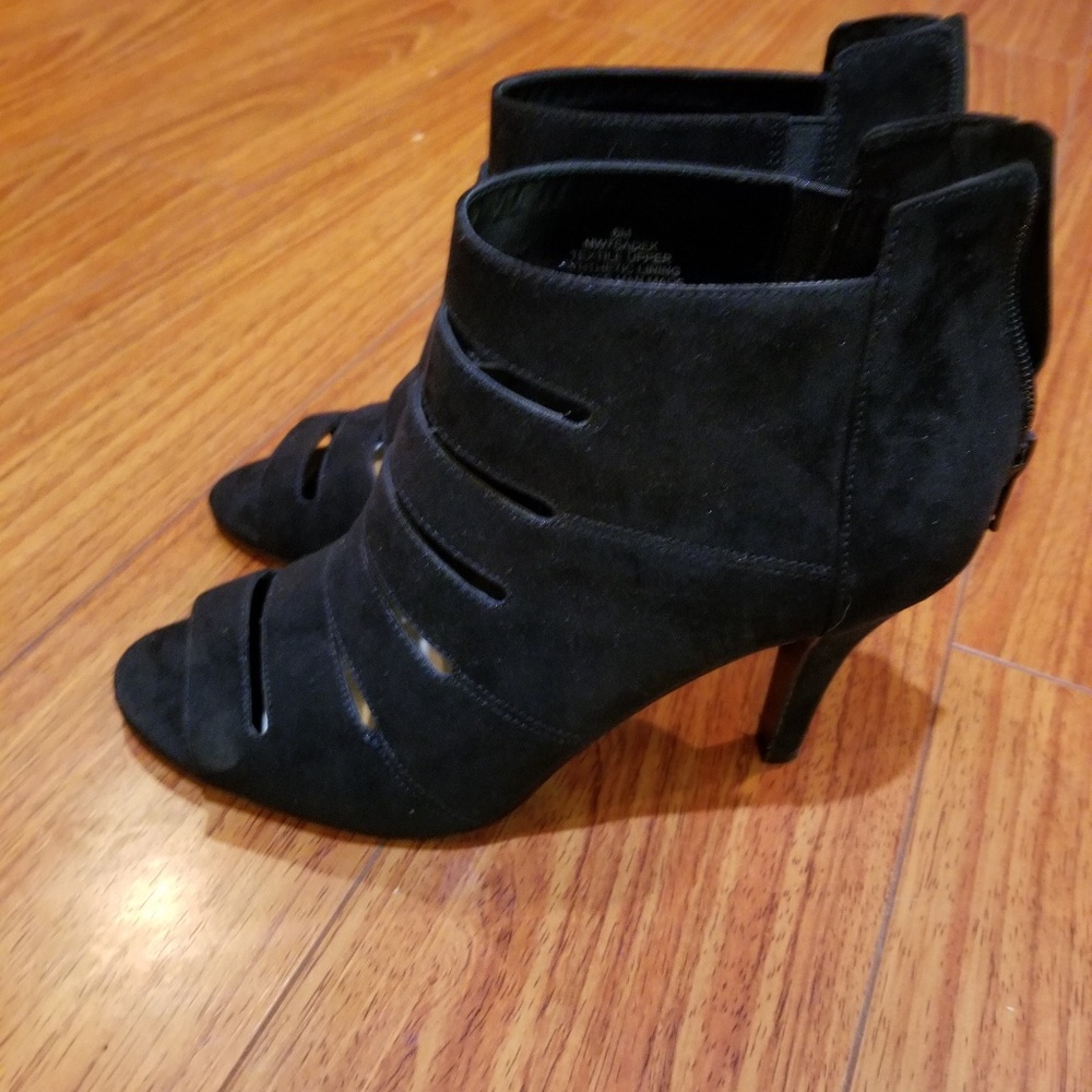 Stylish heel shoes